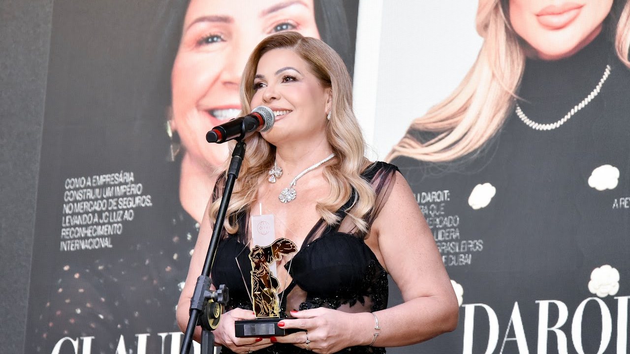 Carla Bittencourt no palco, com o troféu de Personalidade Feminina 2025