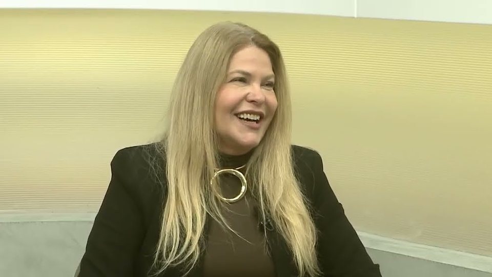 Carla Bittencourt sorrindo durante a entrevista ao SBT Interior